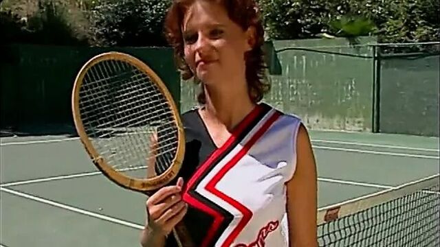 Сексуальная шлюшка на теннисном корте обожает, когда ее очко заполняют большим хуем