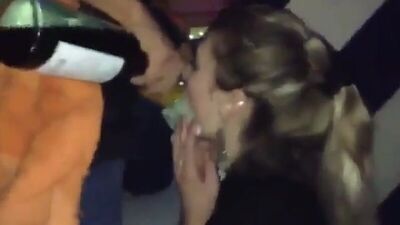 Русскую студентку выебали в рот в ночном клубе на глазах у всех, подмешав возбуд