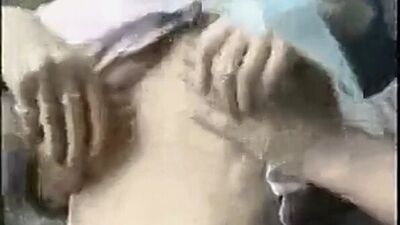 Пристают к девушки в метро