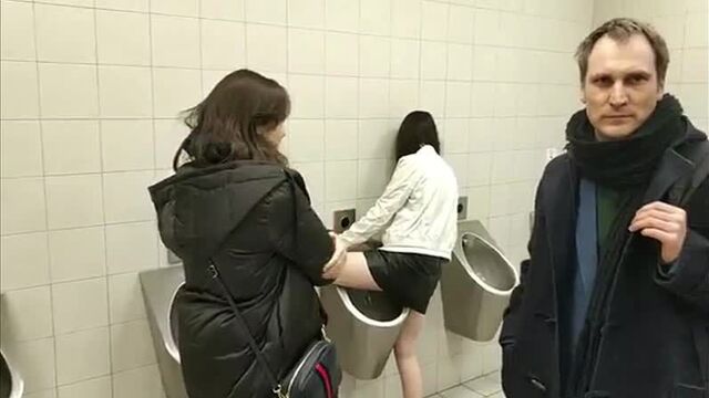Девушка в мужском туалете и недовольный мужчина. Самара, ТРК Космопорт 27.01.2019