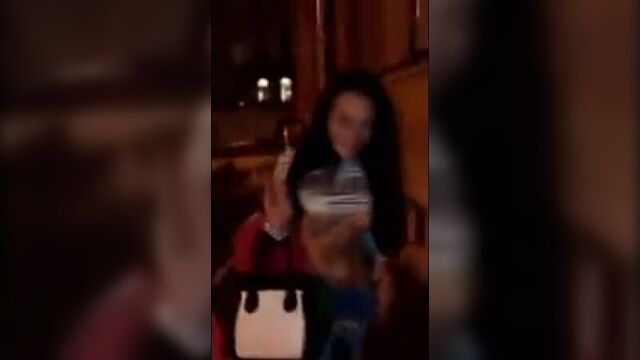 Показывает грудь на улице