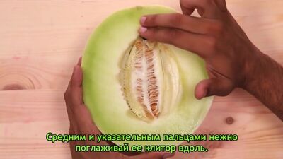 18+ Как ласкать девушку рукой - урок на примере фруктов