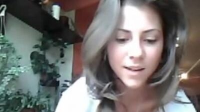 Отодвинула трусики