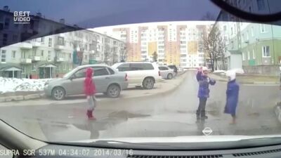 Якутия. Маленький регулировщик знает толк в своём деле zrenbz. vfktymrbq htuekbhjdobr pyftn njkr d cdj`v ltkt zrenbz. vfktymrbq