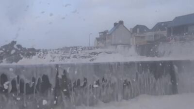 Шторм устроил пенную вечеринку на улицах французского города