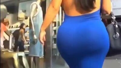 Señora culona caminando por la calle