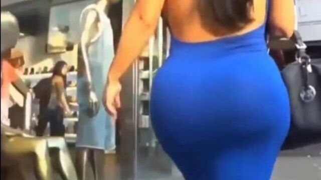 Señora culona caminando por la calle