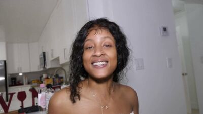 Вау, крошечная 4-футовая Alyssa Maxwell зарезана чудовищным большим черным членом