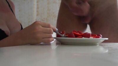 Клубника со спермой