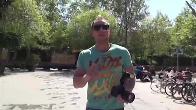 Стройная девушка нагнулась раком