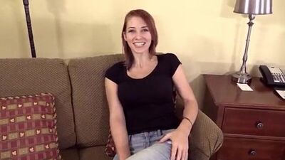 Улыбчивая девочка любит секс и испытывает себя