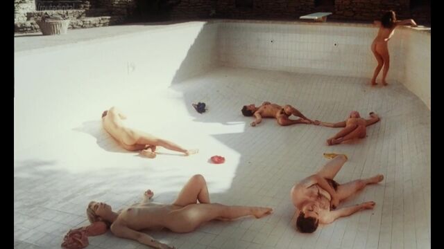 Alix Benezech, Manon Rey, Joana de Verona Nude - Je suis present (2015) HD 1080p Watch Online
