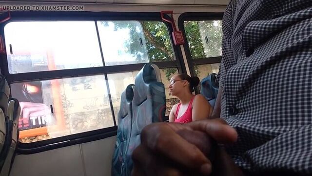 Punheta no onibus pra novinha