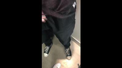 Одноклассница глотает сперму после школы в торговом центре - любительский минет на публике
