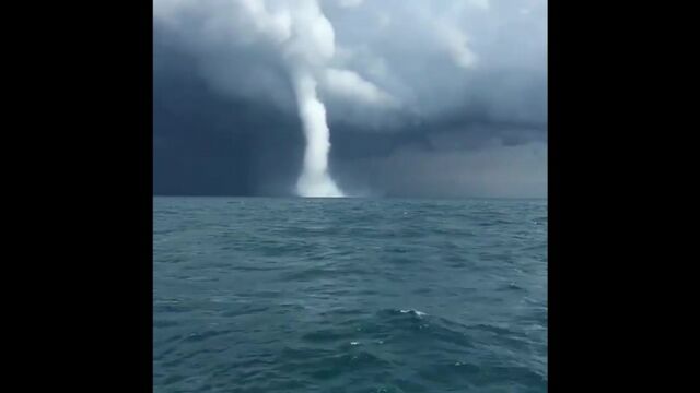 Водяной смерч в Черном море, Краснодарский край - 16.07.2018