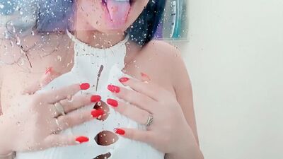 Сексуальная латинка дразнит в душе большую задницу и большие сиськи на фоне мокрой стеклянной футболки