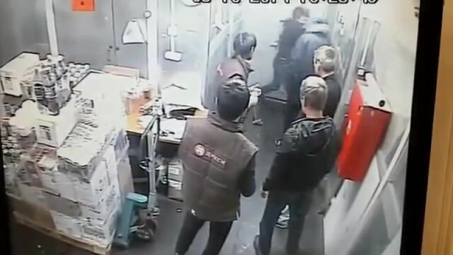 Драка боксер уработал троих