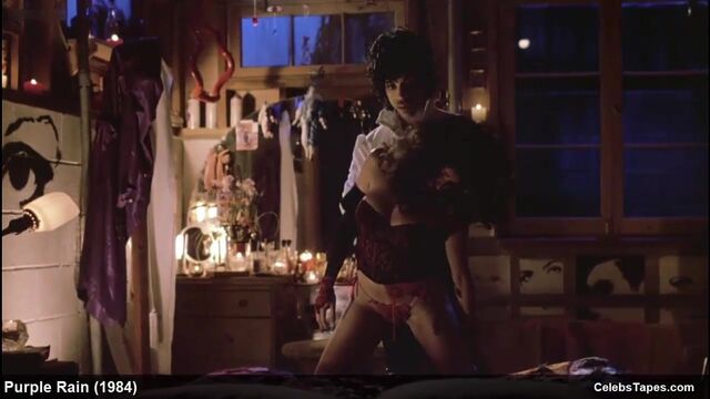 Apollonia Kotero, эротические сцены в топлес и нижнем белье