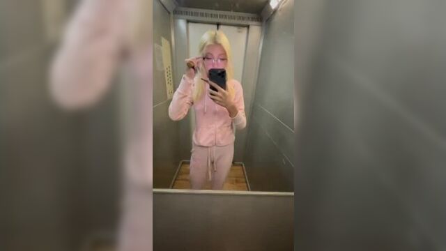 Юля Финесс с ножом