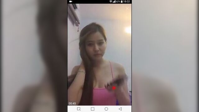 สาวเวียดนามบีบนมเปิดนมโชว์หน้ากล้อง