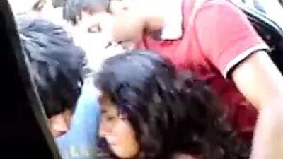 Jovencitos singando en el carro