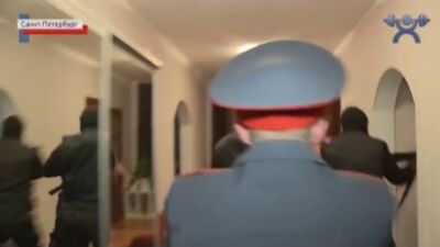 Упал, быстро! Мент и качок. Штурм квартиры омоном
