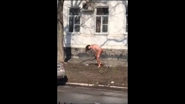 Голая девушка на улице Таганрог купается в луже