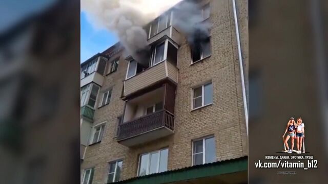 Семья прыгает с пятого этажа спасаясь от пожара. Жесть!