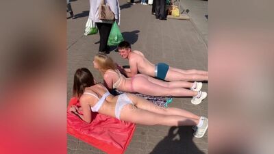 Полуголые девушки на Привокзальной площади Одинцово