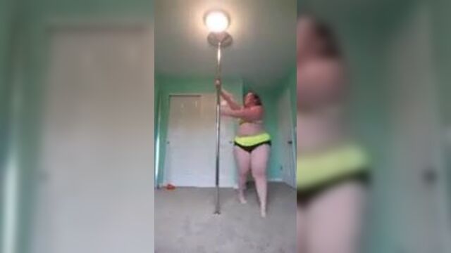 Толстушка стриптизерша танцует на шесте
