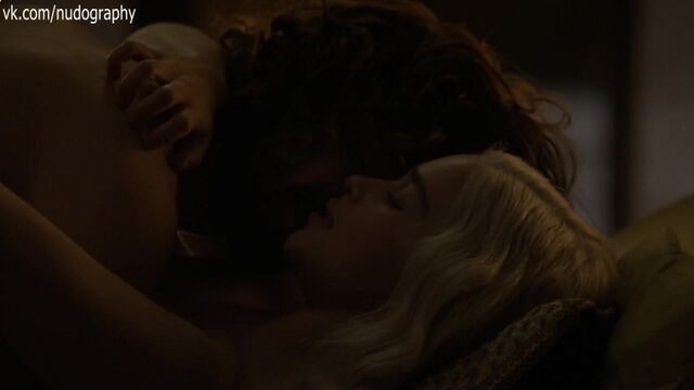 Обнажённая Эмилия Кларк (Emilia Clarke) в сериале "Игра престолов" (Game of Thrones, 2015) - Сезон 5 / Серия 7 (s05e07)