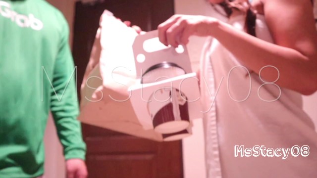 Расчиталась с мальчиком-доставщиком