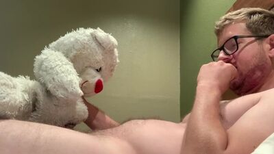 Взрослый мальчик со своей новой игрушкой