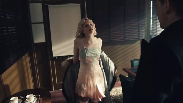Kate Phillips - это Linda Shelby в шлепанцах