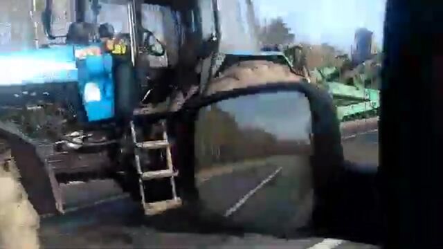 Страшное ДТП под Могилёвом: трактор плугом прошил автомобиль
