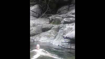 Искупалась голышом, пока никто не видит