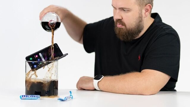 [Wylsacom] Samsung Galaxy Z Fold 3 vs. Coca-Cola + Mentos. Что такое IPX8?