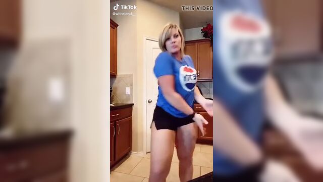 Белая девушка с большой шикарной задницей, мачеха на TikTok
