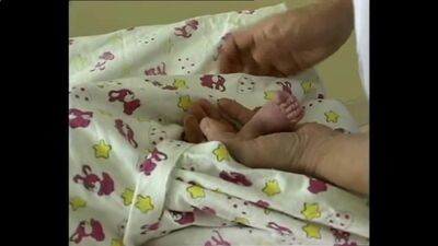 Пеленание новорожденного ребенка видео