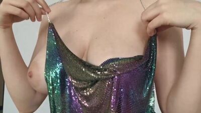Такие горячие сиськи в блестящем лифчике