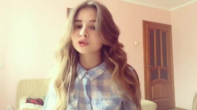 Грибы - Тает лёд (Маленькая девушка 17 лет классно поет)