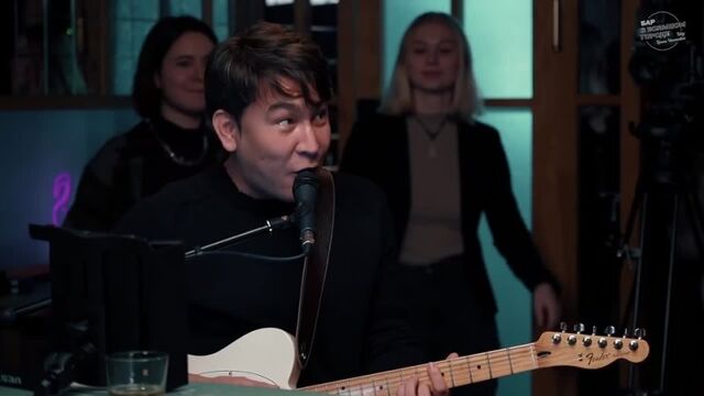 Азамат Мусагалиев - Чё-то (А ты голая танцуй) шоу Бар в большом городе