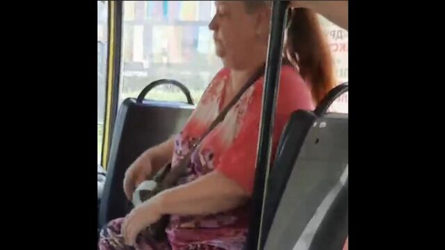 В ивановском автобусе кондукторша разорвала у студентки купюру после требования сдачи