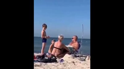Наяривает мужику при детях
