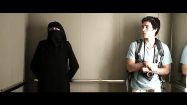 МУСУЛЬМАНКА СНЯЛА ХИДЖАБ И ЗАВЯЗАЛА РАНУ ПАРНЮ