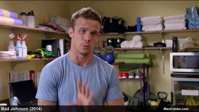 Кам-знаменитость Gigandet красотка показывает его тугую жопу