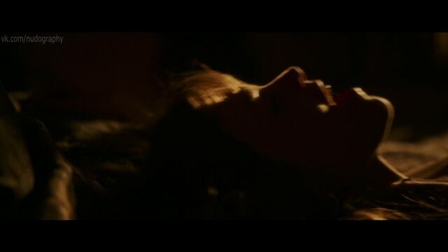 Сильвия Хукс (Sylvia Hoeks) голая в фильме "Безбашенные" (Renegades, 2017, Стивен Куэйл) 1080p
