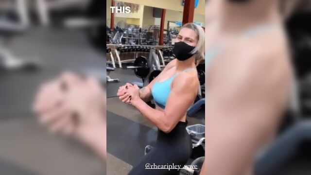 Wwe - Rhea Ripy позирует в спортзале