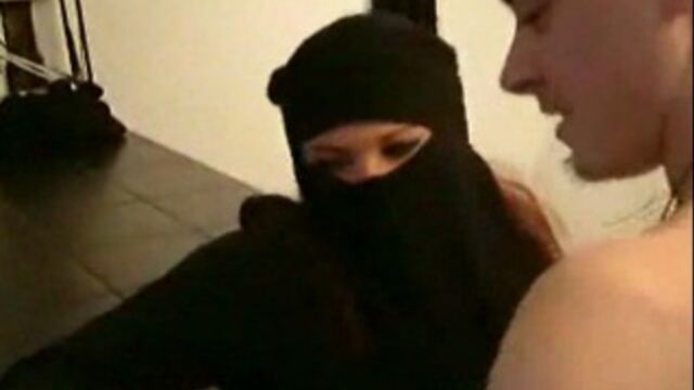 Трахает мусульманку в парандже секс по шариату французское порно