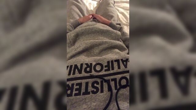 Сперма в серых спортивках